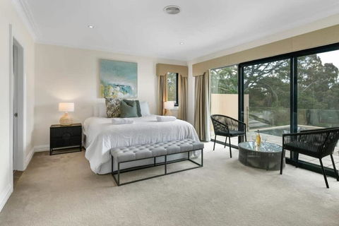 Roselawn Retreat - Pool, Incredible Views, Sleeps 8 - E Caravan Parks 2