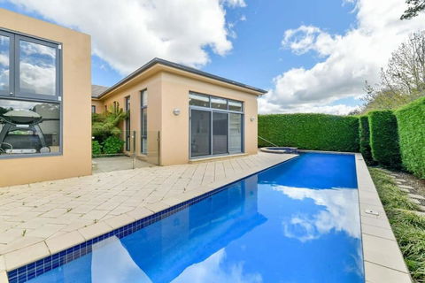 Roselawn Retreat - Pool, Incredible Views, Sleeps 8 - E Caravan Parks 3
