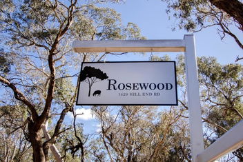 Rosewood Cottage with E Caravan Parks