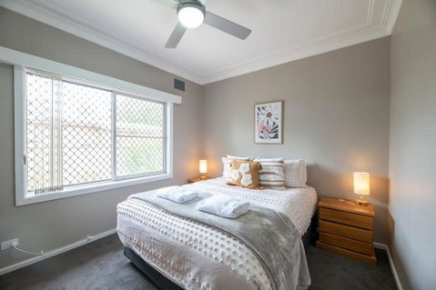 Roycox Cottage - Charming Escape, Fireplace - E Caravan Parks 1