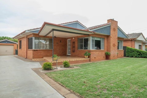 Roycox Cottage - Charming Escape, Fireplace - E Caravan Parks 3