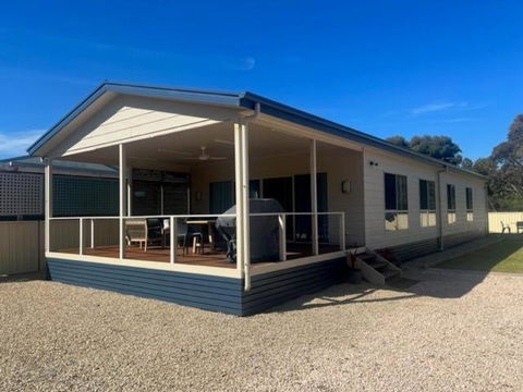 Royston Retreat - E Caravan Parks 0