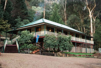 Rustic Refuge Guesthouse with E Caravan Parks