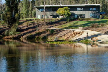 Saladin Lodge with E Caravan Parks