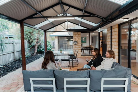 Salhus - Sleep In King Beds & Easy Walk To Town - E Caravan Parks 0