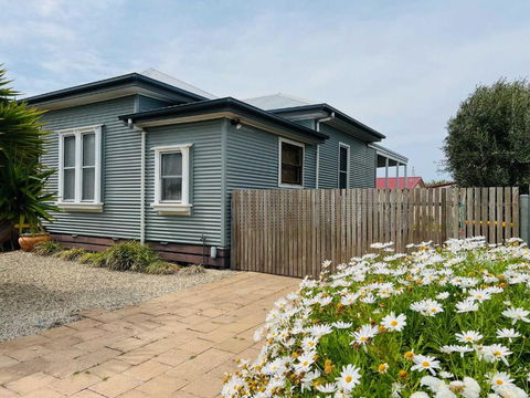 Saltwater Bungalow - WiFi - E Caravan Parks 0