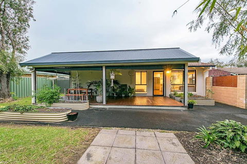 Salty - E Caravan Parks 0