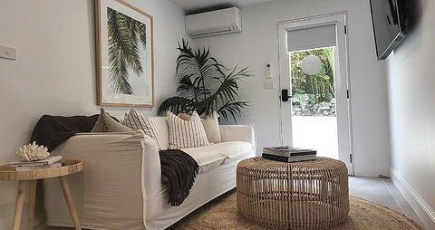 SALTY PALMS -Seaside Studio Apartment - E Caravan Parks 3