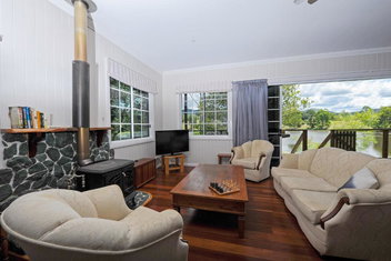 Samford Lakes with E Caravan Parks