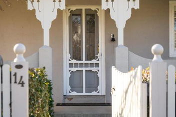 Sampson Cottage - Historic Charm with E Caravan Parks