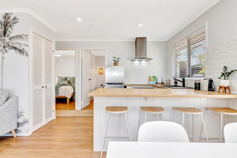 Sanbis Cabin - Hidden Boutique Retreat, Sea Views - E Caravan Parks 3