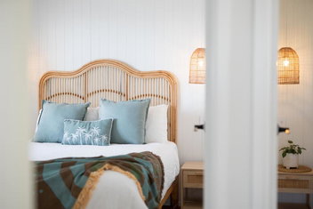 Sanbis Cabin - Hidden Boutique Retreat, Sea Views with E Caravan Parks