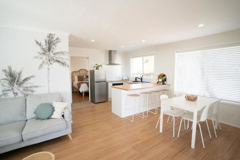 Sanbis Cabin - Hidden Boutique Retreat, Sea Views - E Caravan Parks 2