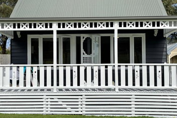 Sandpiper - Charming Beach Villa with E Caravan Parks