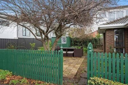 Sandy Bay Cozy Cottage Close To CBD - E Caravan Parks 3