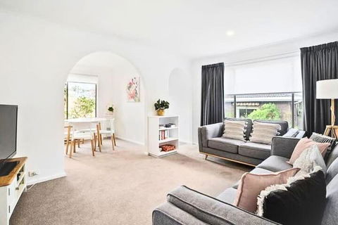 Sandy Bay Cozy Cottage Close To CBD - E Caravan Parks 0