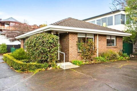 Sandy Bay Cozy Cottage Close To CBD - E Caravan Parks 2