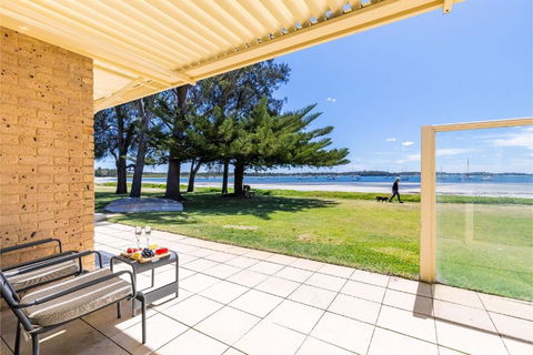 Sandy Beach House Corlette Unit 1 Waterfront WI-FI Aircon - E Caravan Parks 2