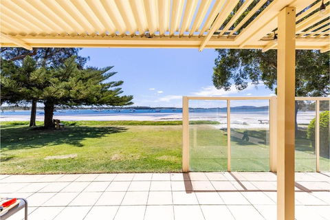 Sandy Beach House Corlette Unit 1 Waterfront WI-FI Aircon - E Caravan Parks 1