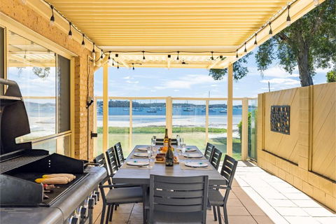 Sandy Beach House Corlette Unit 1 Waterfront WI-FI Aircon - E Caravan Parks 3