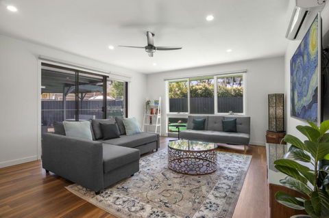 Spacious 3-Bed House With Outdoor Dining & BBQ - E Caravan Parks 0