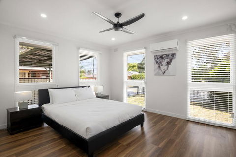 Spacious 3-Bed House With Outdoor Dining & BBQ - E Caravan Parks 1