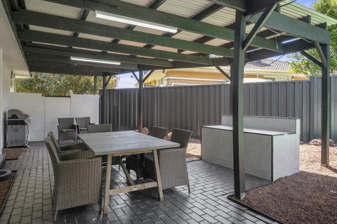 Spacious 3-Bed House With Outdoor Dining & BBQ - E Caravan Parks 3