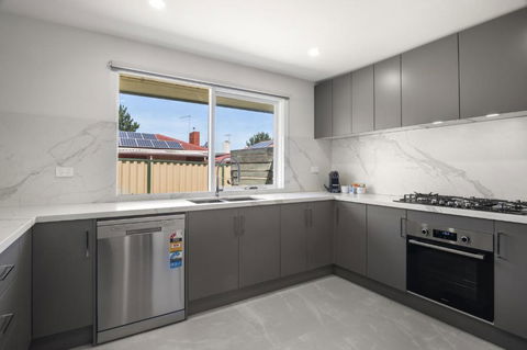 Spacious 3-Bed House With Outdoor Dining & BBQ - E Caravan Parks 2