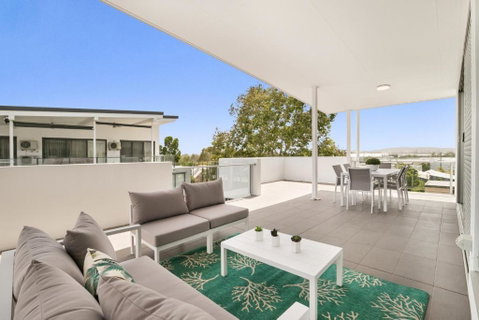 Spacious Apartment With Generous Entertaining - E Caravan Parks 1