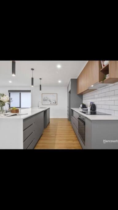 Spacious House Close To Hobart CBD WiFi And New Sony QLED Smart TV - E Caravan Parks 0
