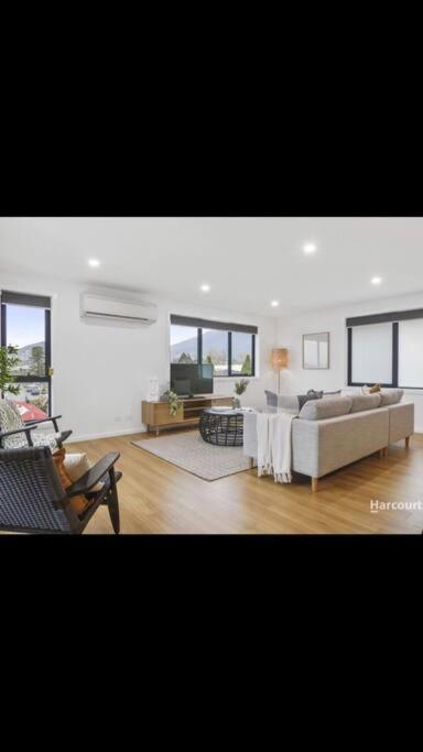 Spacious House Close To Hobart CBD WiFi And New Sony QLED Smart TV - E Caravan Parks 1