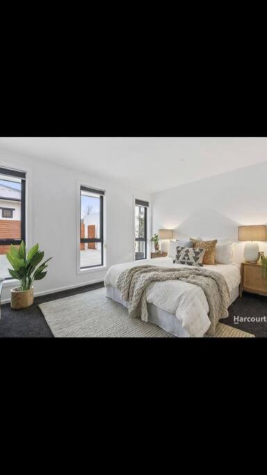 Spacious House Close To Hobart CBD WiFi And New Sony QLED Smart TV - E Caravan Parks 2