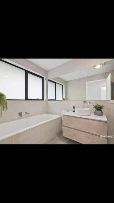 Spacious House Close To Hobart CBD WiFi And New Sony QLED Smart TV - E Caravan Parks 3