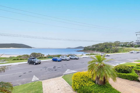 Tah Villa 1, 68 Marine Dr - Stunning Views, Linen And Air Con - E Caravan Parks 0