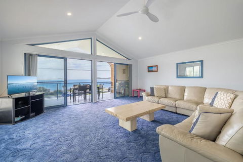 Tah Villa 1, 68 Marine Dr - Stunning Views, Linen And Air Con - E Caravan Parks 3