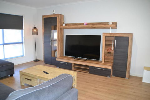 The Baltimore House - Family Getaway - E Caravan Parks 2