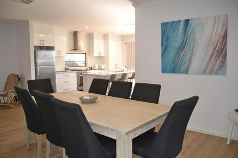 The Baltimore House - Family Getaway - E Caravan Parks 1