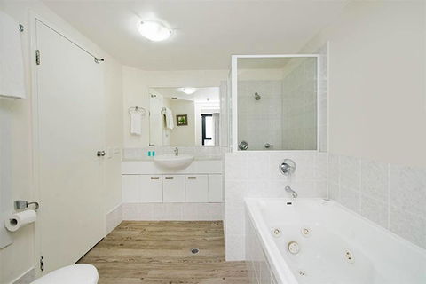 Beachside Neptune Resort Apt Upgraded! - E Caravan Parks 0