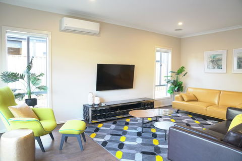 Beautiful House In Melbourne Southwest - E Caravan Parks 1
