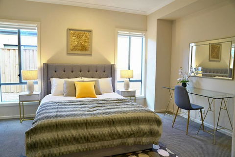 Beautiful House In Melbourne Southwest - E Caravan Parks 0