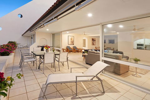 Bella Azure Two Bedroom Two Bathroom Spacious Ocean-view Apartment With Golf Buggy - E Caravan Parks 2