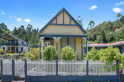 Benvenuti, To Comstock Cottage - E Caravan Parks 2