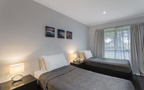Best Western Colonial Village Motel - E Caravan Parks 2