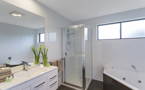 Best Western Colonial Village Motel - E Caravan Parks 3