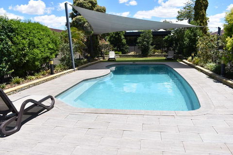 Best Western Plus All Settlers Motor Inn - E Caravan Parks 3