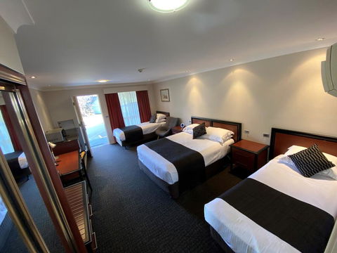 Best Western Plus All Settlers Motor Inn - E Caravan Parks 1