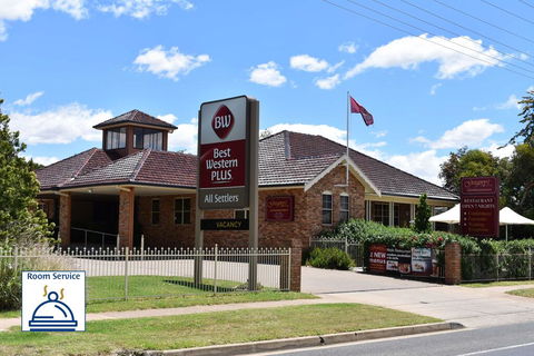 Best Western Plus All Settlers Motor Inn - E Caravan Parks 0