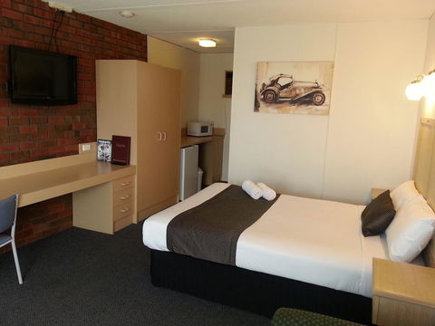 Big Valley Lakeside Paradise Motor Inn - E Caravan Parks 2