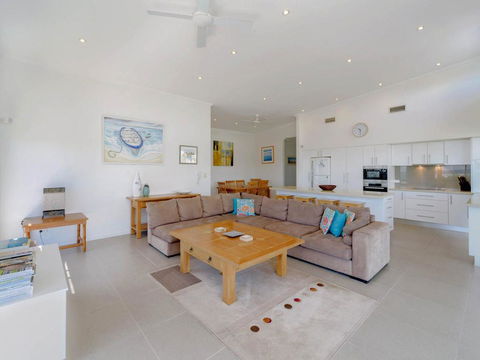 Bimbadeen Penthouse - Across The Road From Main Beach! - E Caravan Parks 2