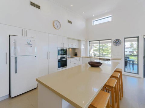 Bimbadeen Penthouse - Across The Road From Main Beach! - E Caravan Parks 3
